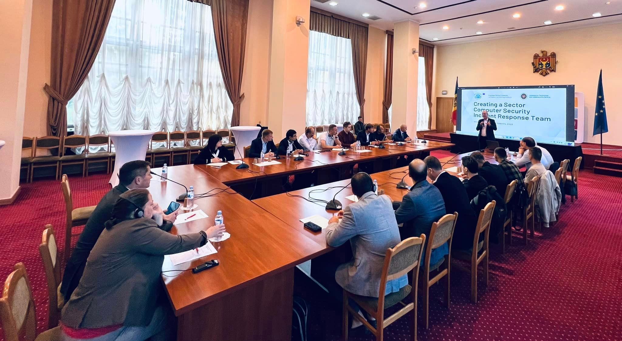 Specialiști în securitate cibernetică la o sesiune de instruire pentru echipele sectoriale de răspuns la incidente
